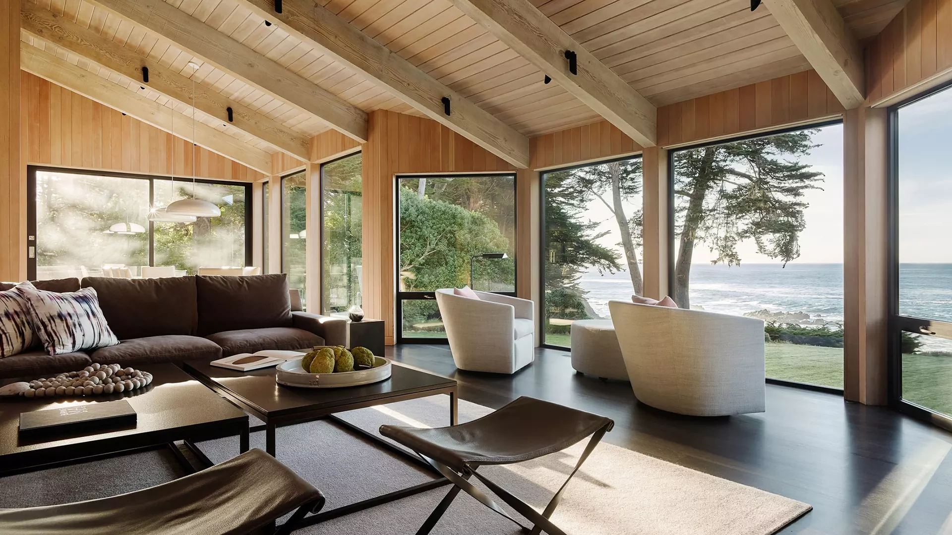 Ода устойчивости: экологичный интерьер дома на калифорнийском побережье — проект студии Butler Armsden Architects и Leverone Design