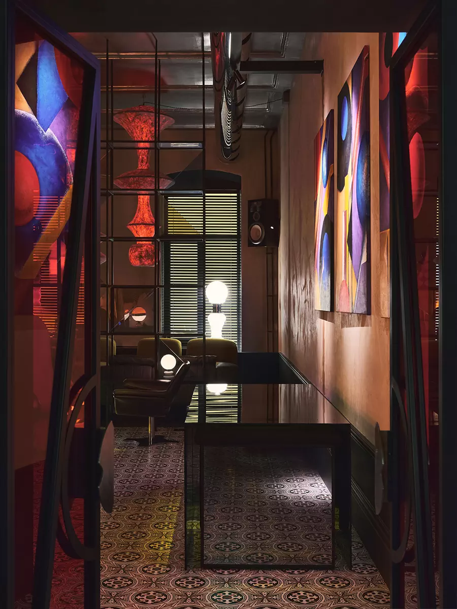 Атмосфера сюрреализма и винтажные детали в интерьере московского лаунж-бара — проект Atelier Prototipi