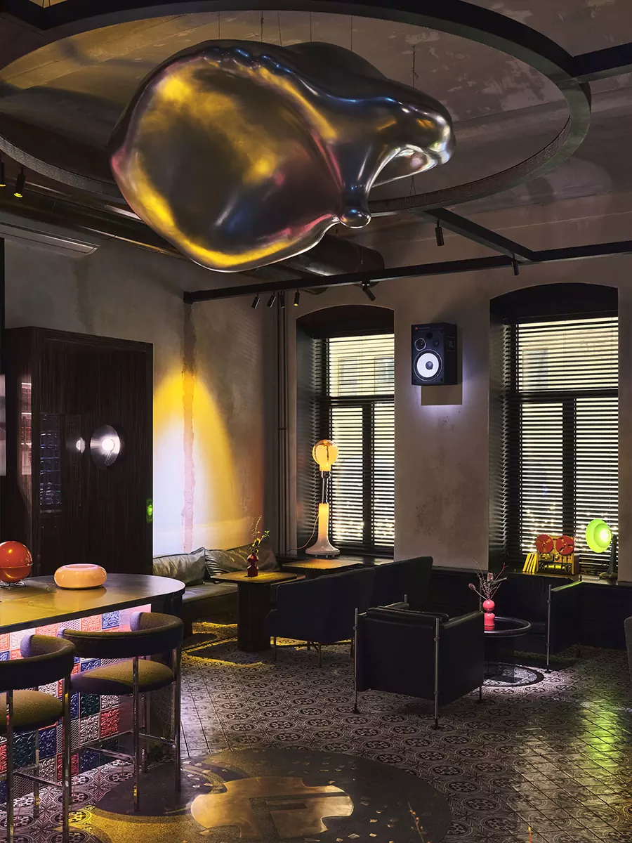 Атмосфера сюрреализма и винтажные детали в интерьере московского лаунж-бара — проект Atelier Prototipi