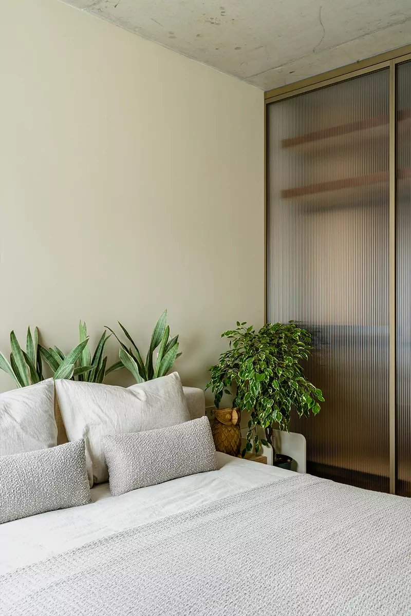 Точечные акценты, винтаж и искусство в интерьере квартиры для семьи дизайнеров – проект Евгении Абориной и Александра Сенчугова