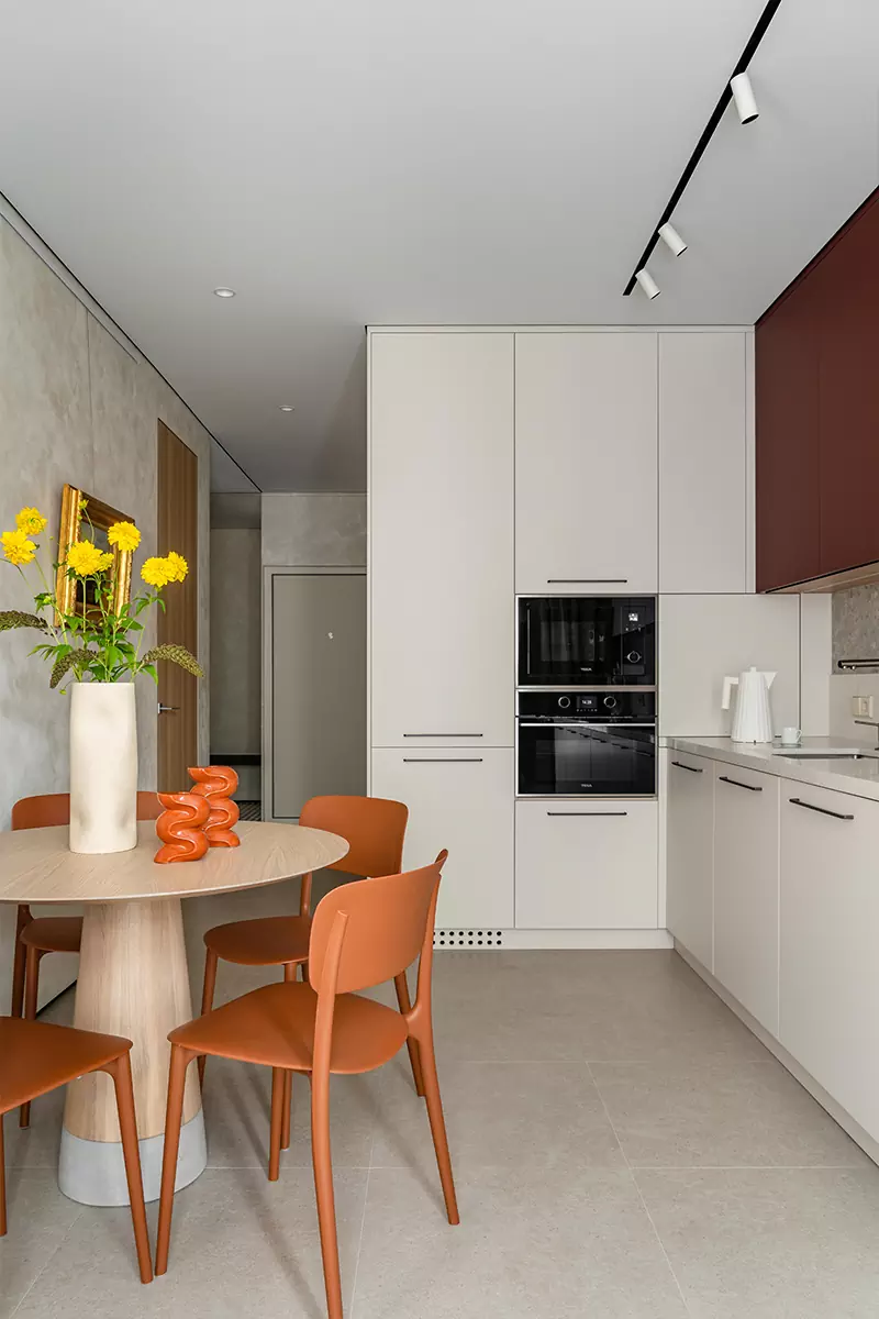 Точечные акценты, винтаж и искусство в интерьере квартиры для семьи дизайнеров – проект Евгении Абориной и Александра Сенчугова