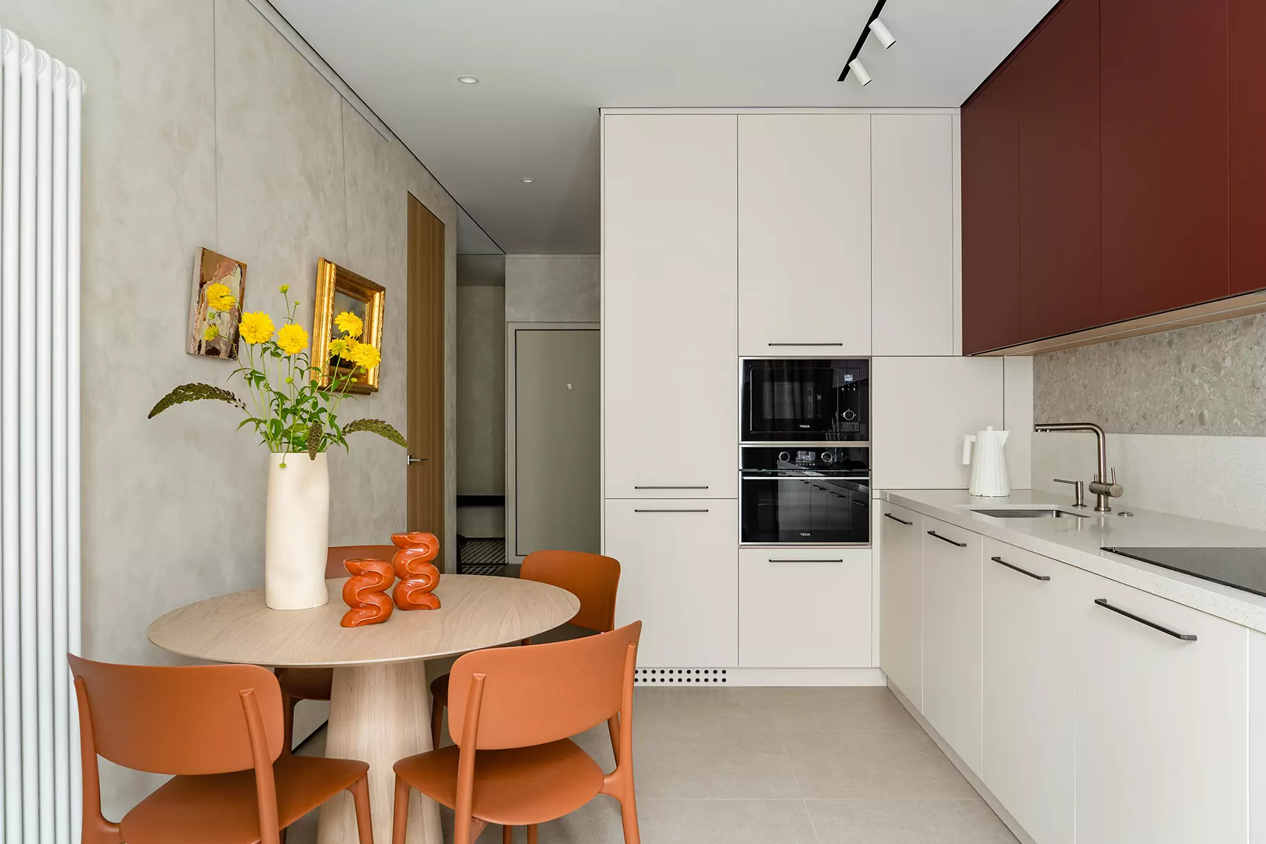 Точечные акценты, винтаж и искусство в интерьере квартиры для семьи дизайнеров – проект Евгении Абориной и Александра Сенчугова