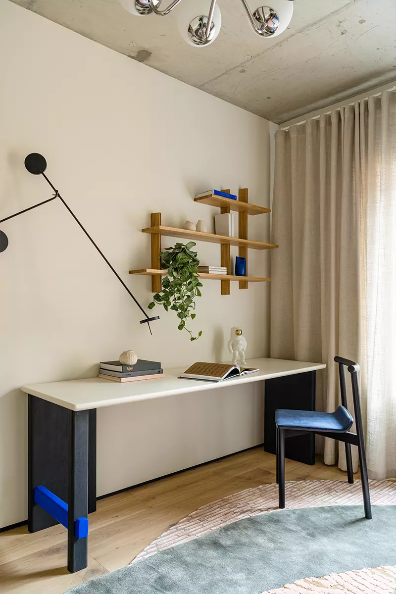 Точечные акценты, винтаж и искусство в интерьере квартиры для семьи дизайнеров – проект Евгении Абориной и Александра Сенчугова