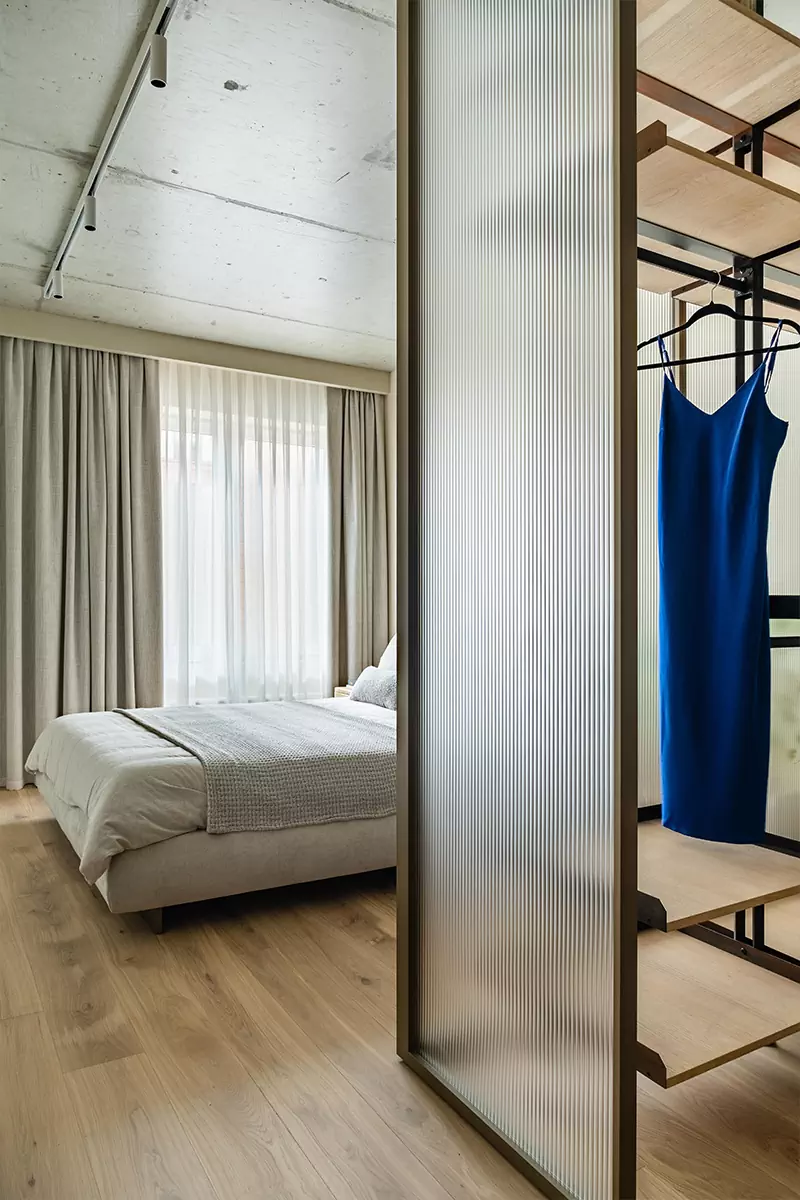 Точечные акценты, винтаж и искусство в интерьере квартиры для семьи дизайнеров – проект Евгении Абориной и Александра Сенчугова