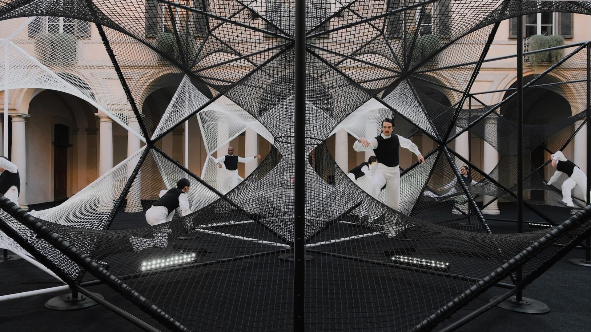 6 эффектных уличных инсталляций на Миланской неделе дизайна