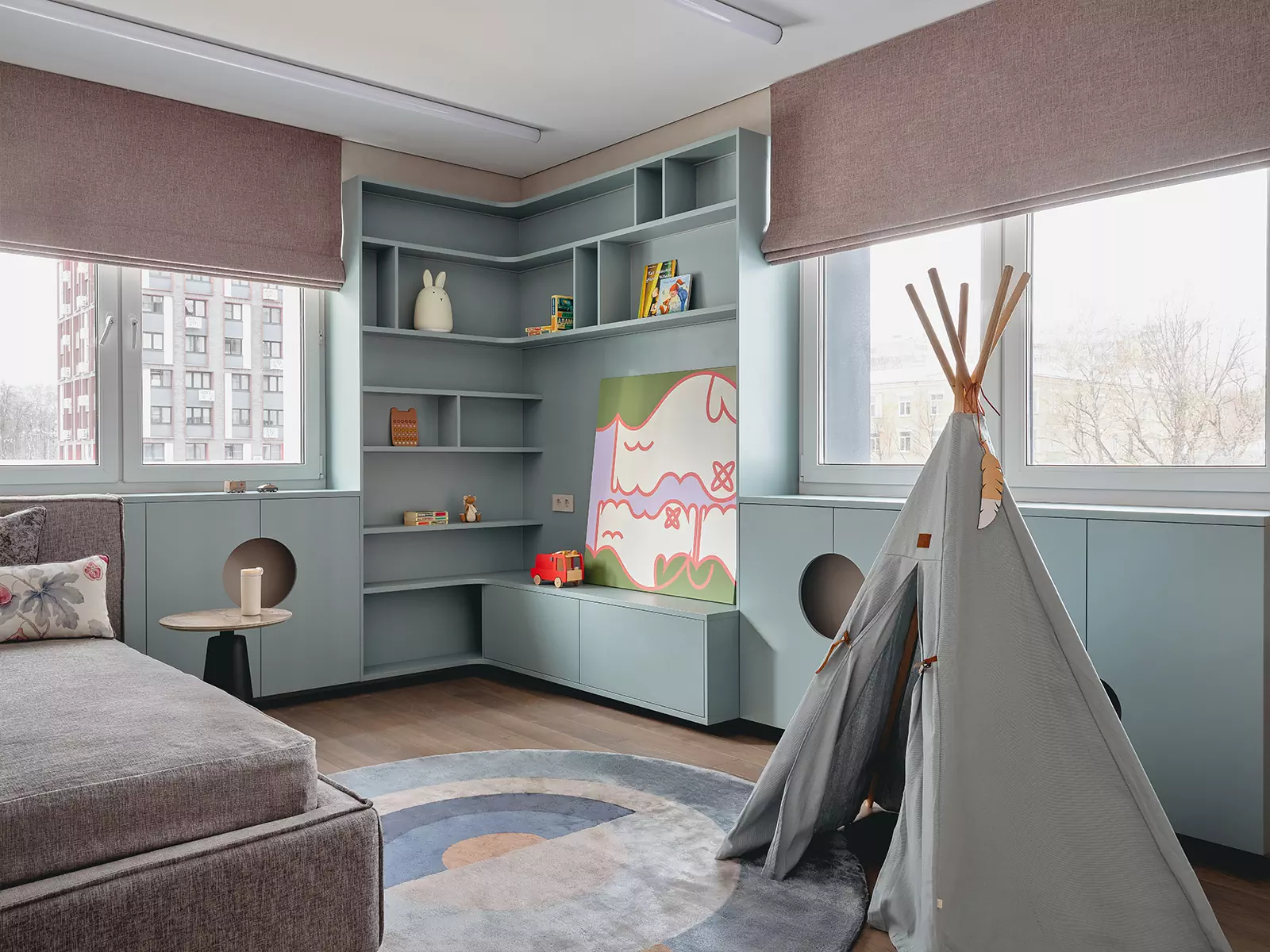 Komplexní odstíny a promyšlené světelné scénáře v interiéru bytu pro velkou rodinu - projekt Vitalyho Myasnikova