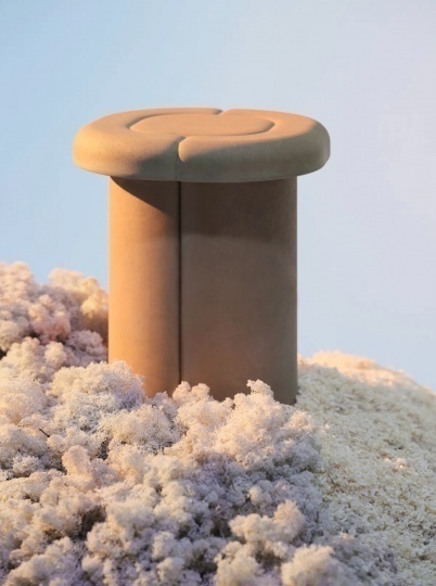 Патрисия Уркиола создала столики из переработанных кофейных зерен для Mater