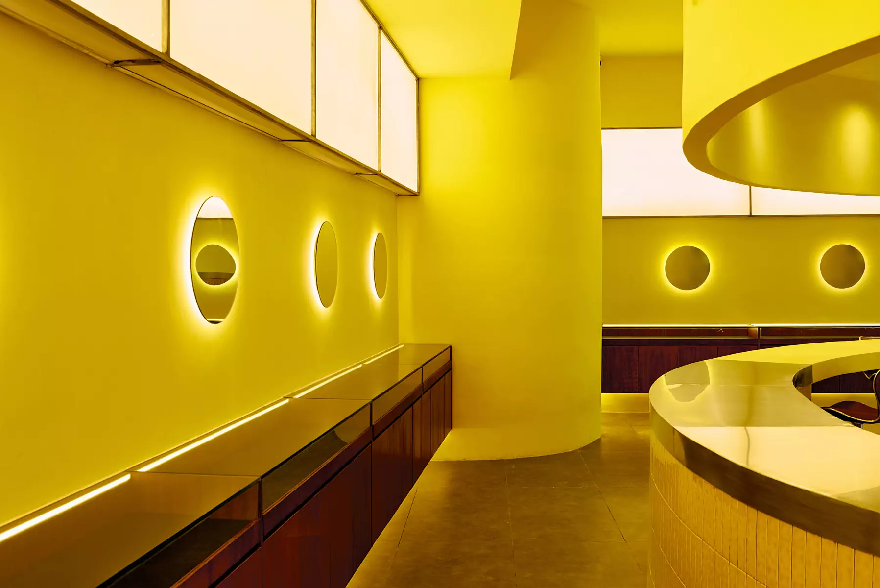 Всплеск цвета: красочный интерьер шоурума ювелирных украшений на Бали — проект Александры Бурмистровой