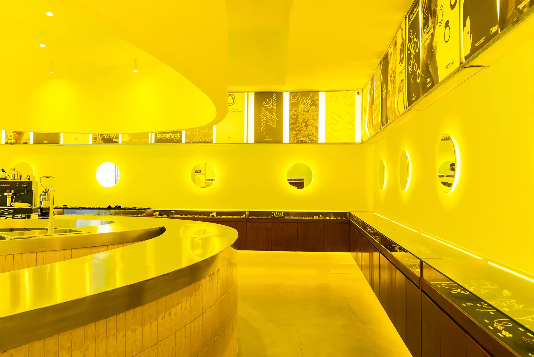 Всплеск цвета: красочный интерьер шоурума ювелирных украшений на Бали — проект Александры Бурмистровой