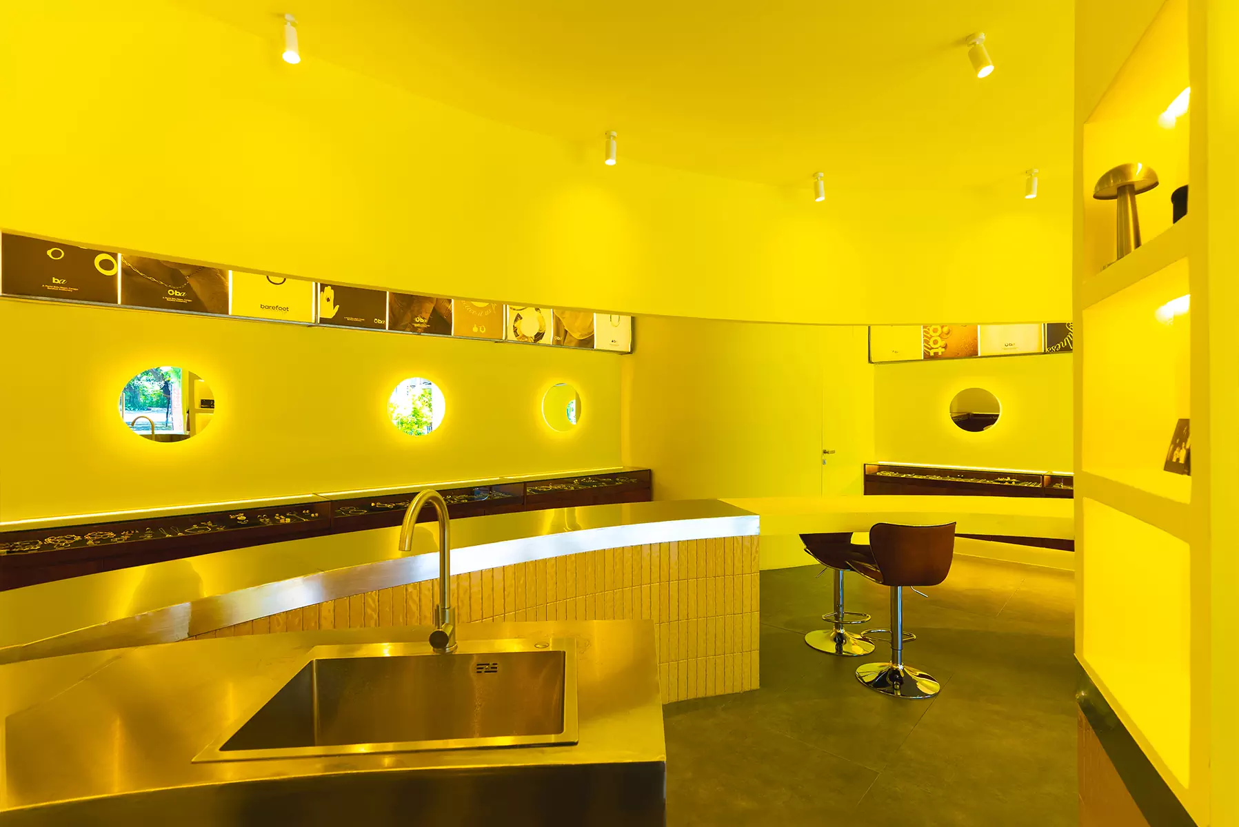 Всплеск цвета: красочный интерьер шоурума ювелирных украшений на Бали — проект Александры Бурмистровой