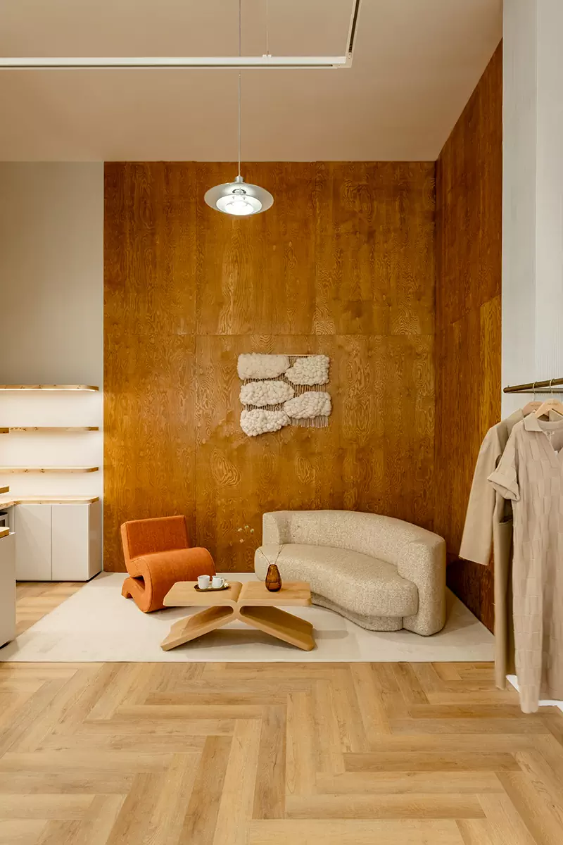 Теплые породы дерева и терракотовые акценты в интерьере екатеринбургского шоурума — проект Екатерины Рыбалко