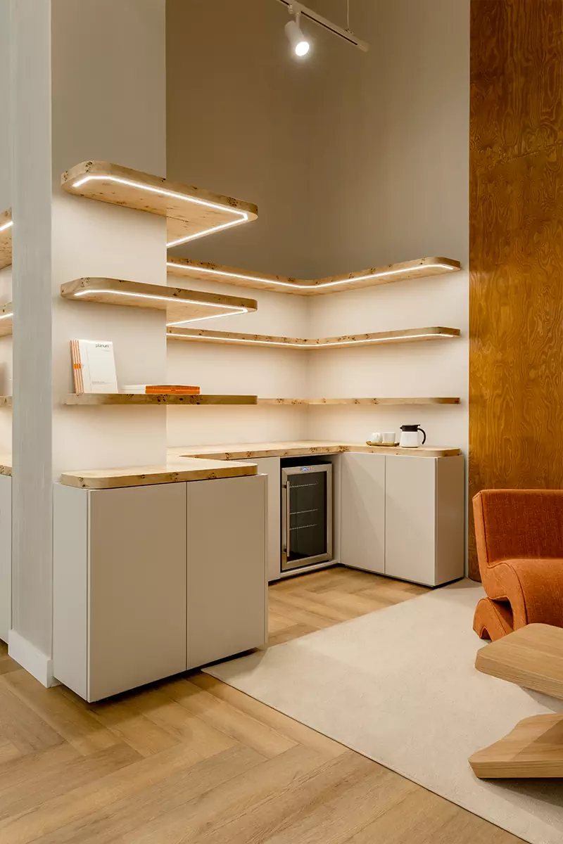 Теплые породы дерева и терракотовые акценты в интерьере екатеринбургского шоурума — проект Екатерины Рыбалко