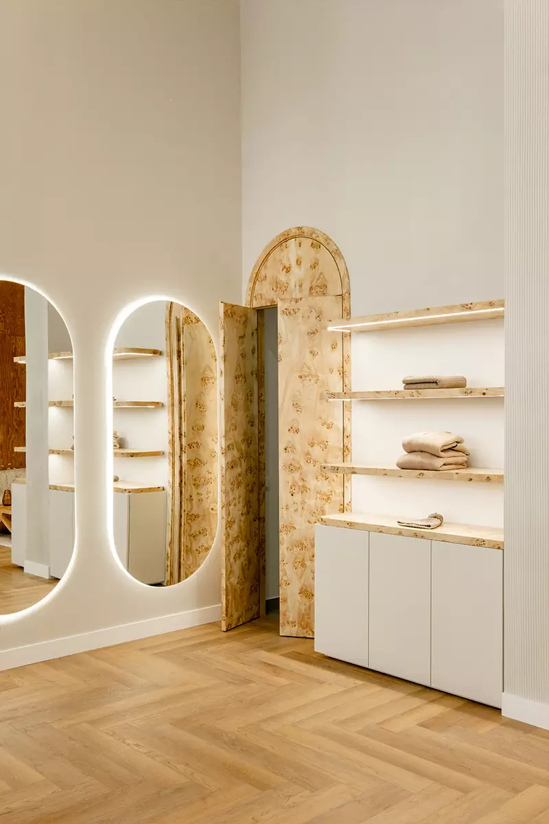 Теплые породы дерева и терракотовые акценты в интерьере екатеринбургского шоурума — проект Екатерины Рыбалко