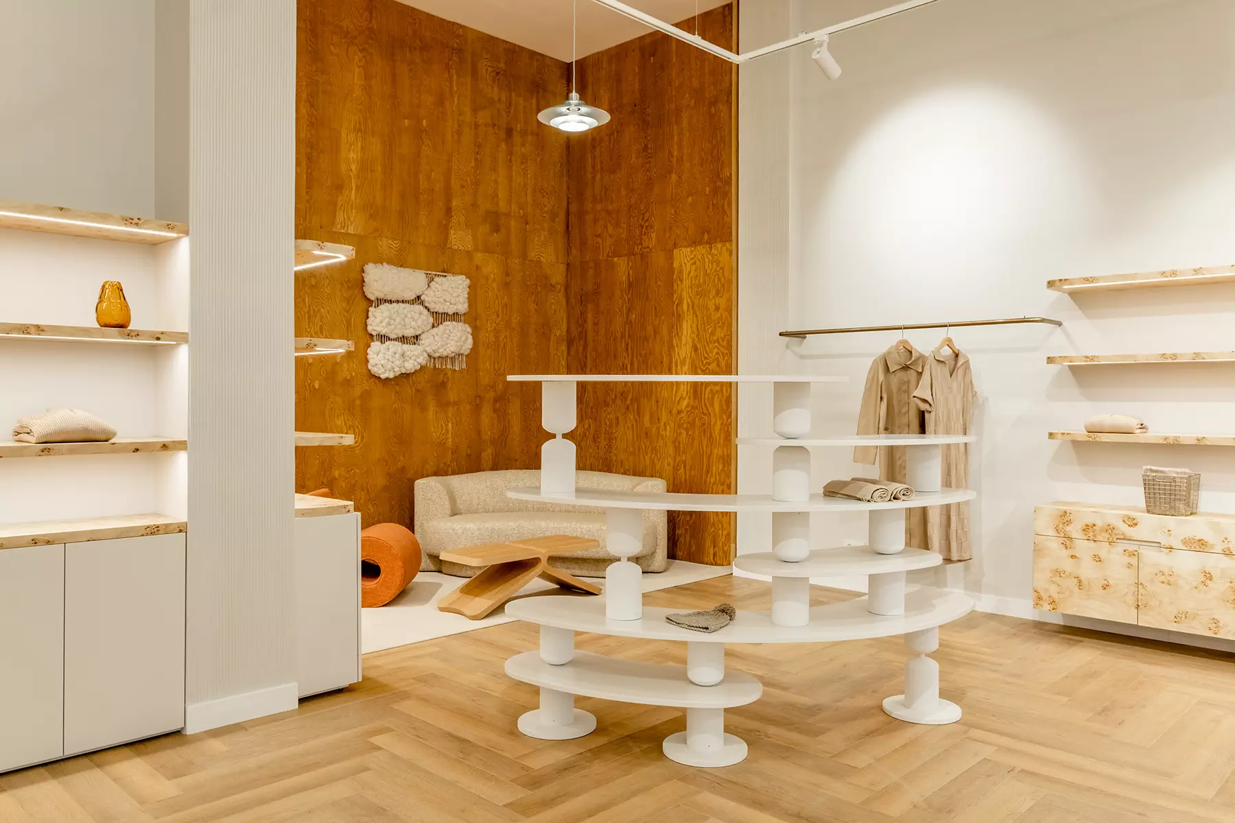 Теплые породы дерева и терракотовые акценты в интерьере екатеринбургского шоурума — проект Екатерины Рыбалко