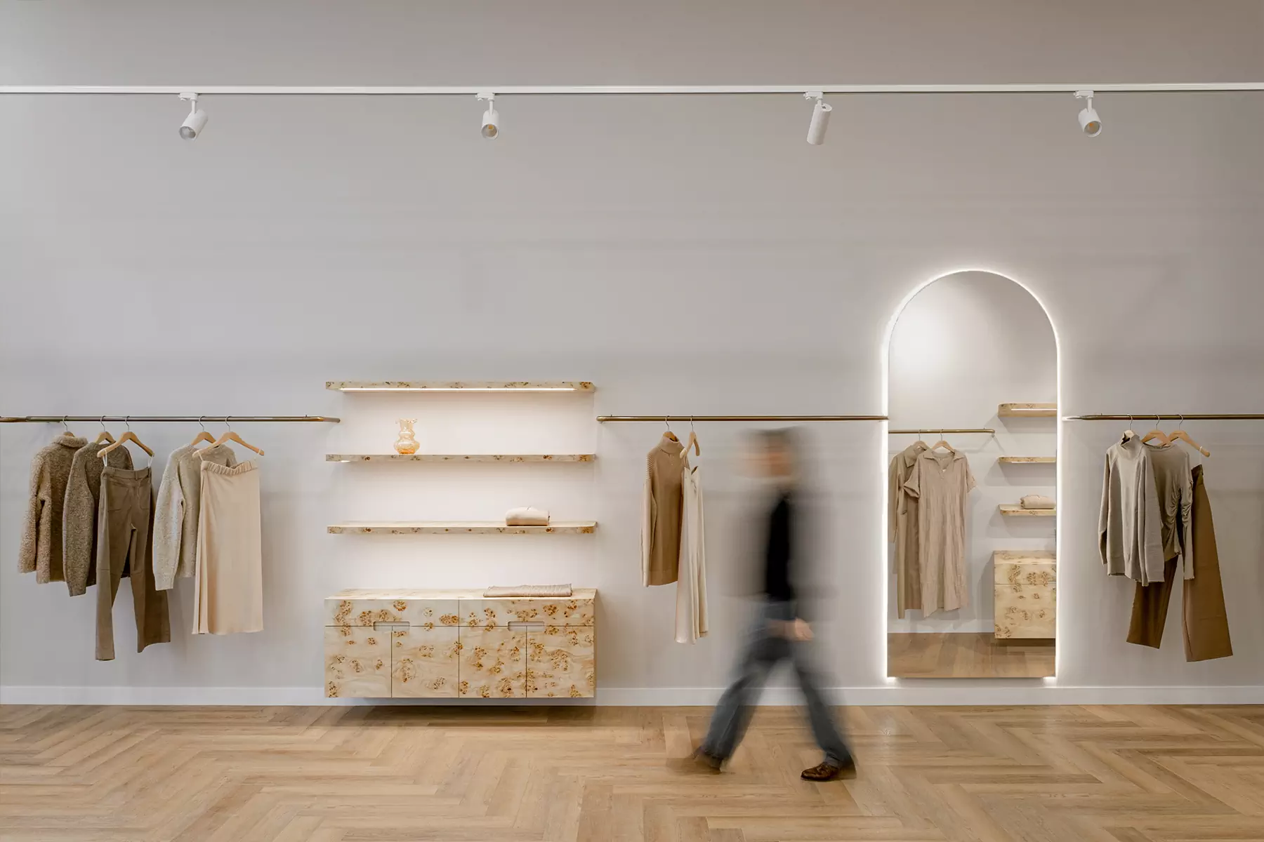 Теплые породы дерева и терракотовые акценты в интерьере екатеринбургского шоурума — проект Екатерины Рыбалко