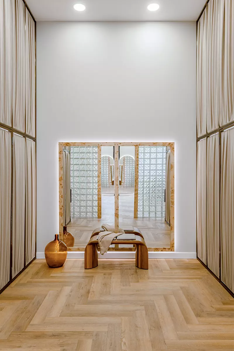 Теплые породы дерева и терракотовые акценты в интерьере екатеринбургского шоурума — проект Екатерины Рыбалко