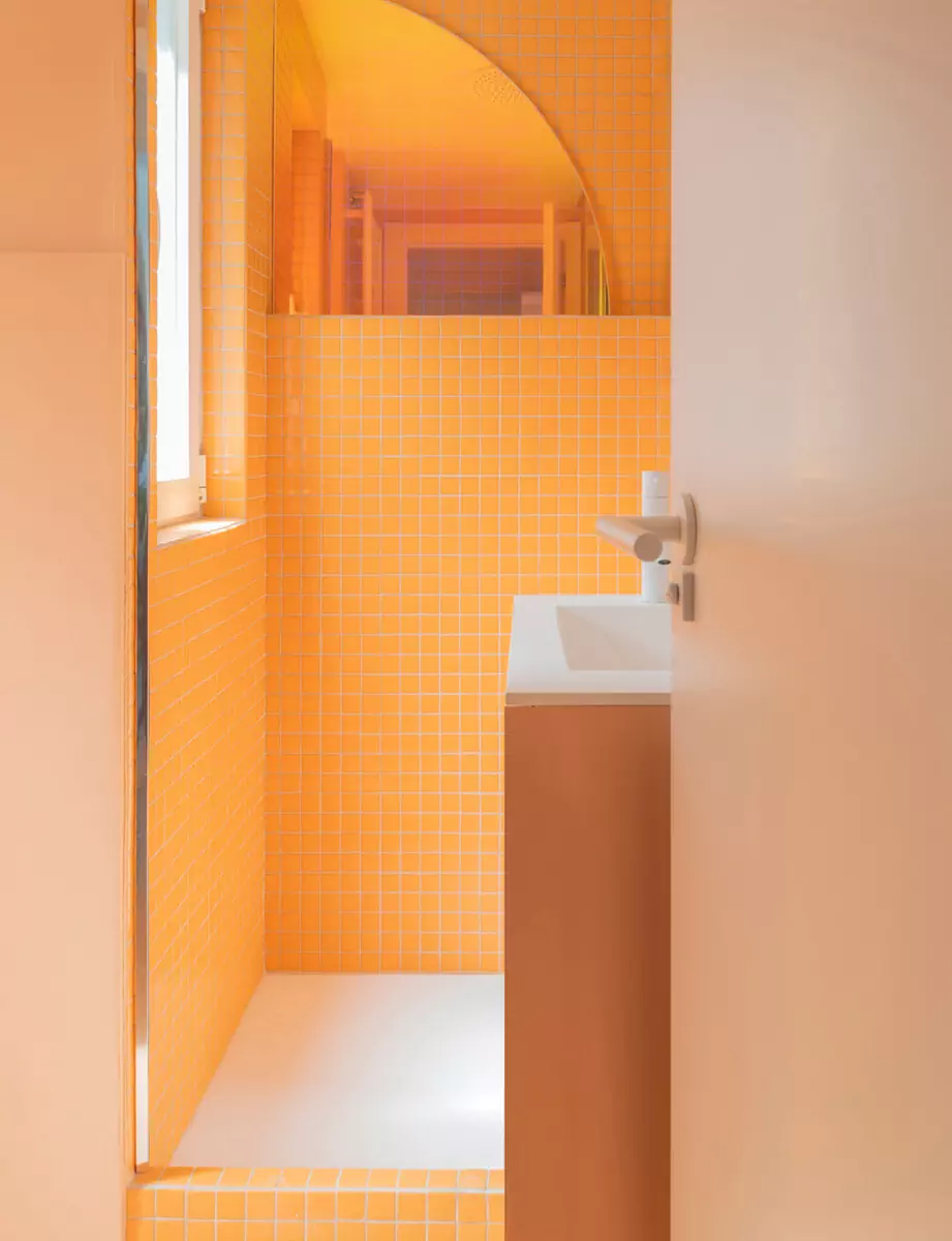 Голубое небо и оттенки заката в стенах небольшой квартиры в Мадриде — проект Martín Peláez Estudio