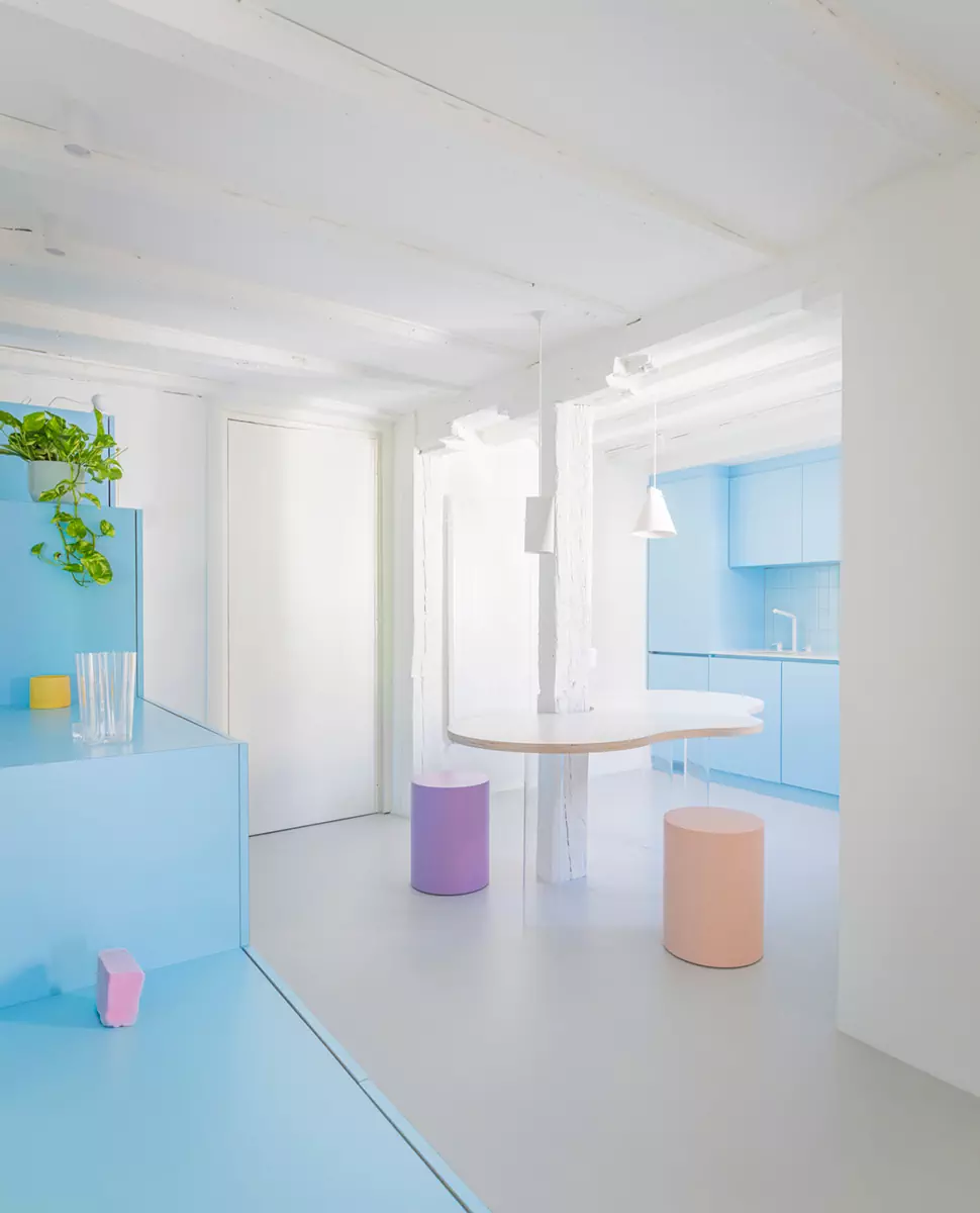 Голубое небо и оттенки заката в стенах небольшой квартиры в Мадриде — проект Martín Peláez Estudio