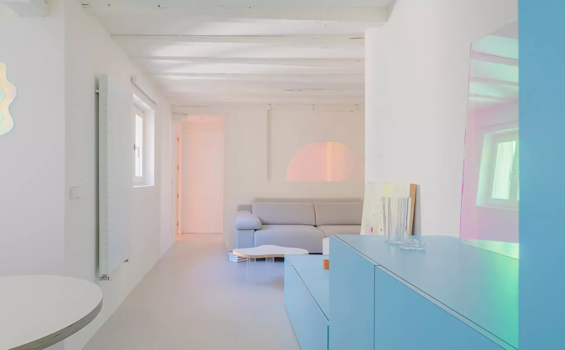 Голубое небо и оттенки заката в стенах небольшой квартиры в Мадриде — проект Martín Peláez Estudio