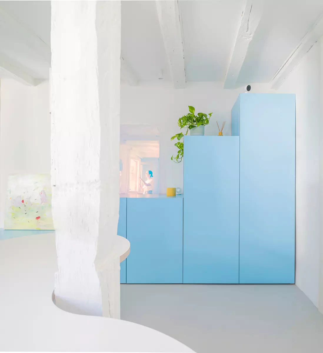 Голубое небо и оттенки заката в стенах небольшой квартиры в Мадриде — проект Martín Peláez Estudio