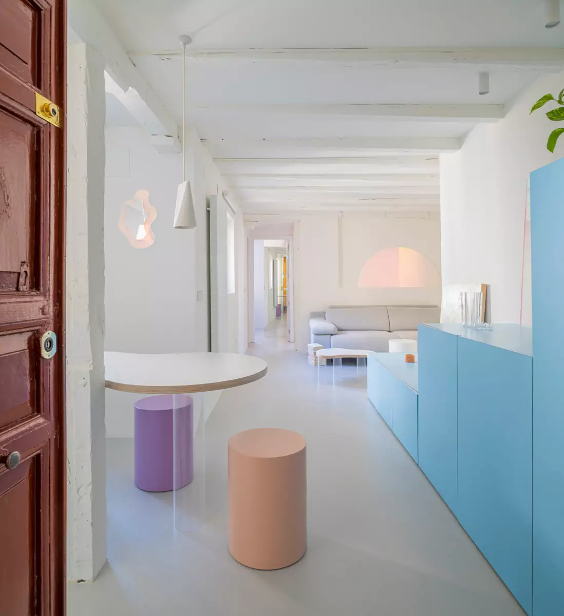 Голубое небо и оттенки заката в стенах небольшой квартиры в Мадриде — проект Martín Peláez Estudio