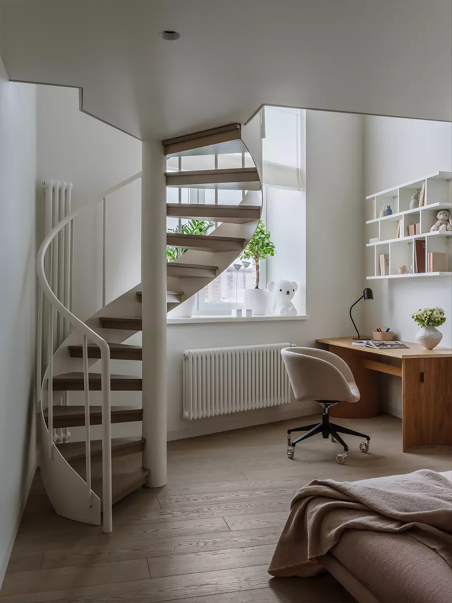 Четыре лестницы и комнаты со вторым светом в интерьере большой квартиры — проект Анастасии Ульяновой