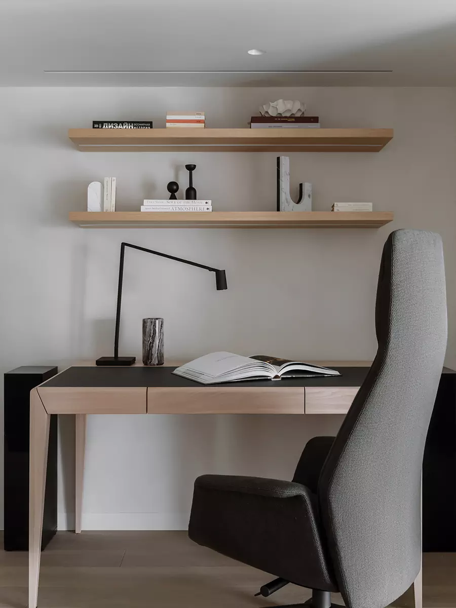 Четыре лестницы и комнаты со вторым светом в интерьере большой квартиры — проект Анастасии Ульяновой