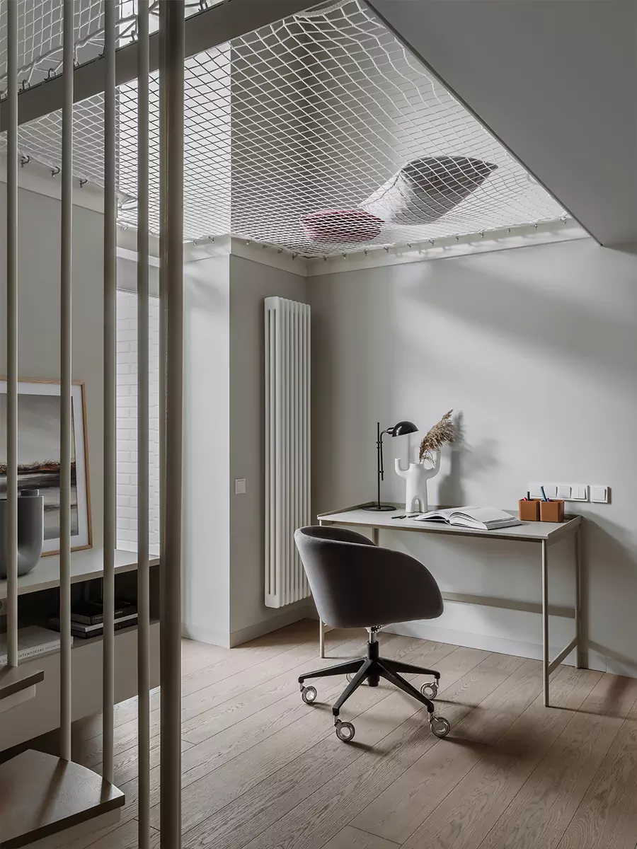 Четыре лестницы и комнаты со вторым светом в интерьере большой квартиры — проект Анастасии Ульяновой