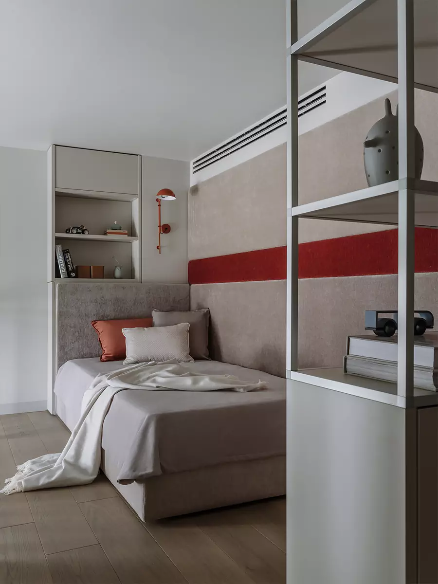 Четыре лестницы и комнаты со вторым светом в интерьере большой квартиры — проект Анастасии Ульяновой