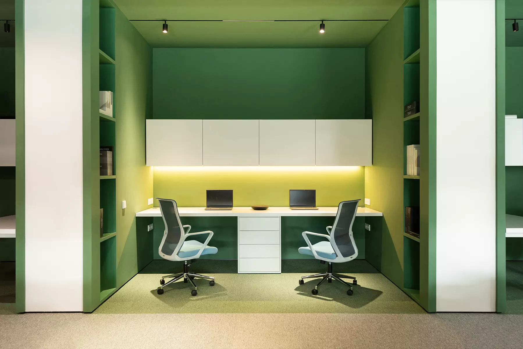 Четыре лестницы и комнаты со вторым светом в интерьере большой квартиры — проект Анастасии Ульяновой