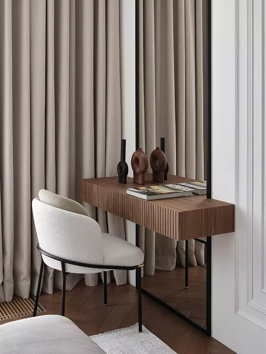 Парадная гостиная и классические молдинги в интерьере просторной квартиры — проект Инны Майерс