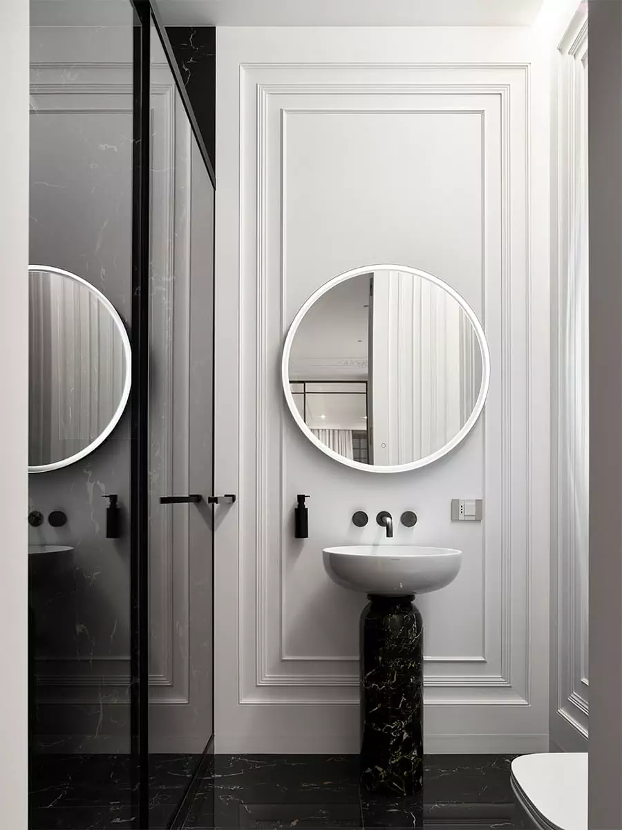 Парадная гостиная и классические молдинги в интерьере просторной квартиры — проект Инны Майерс