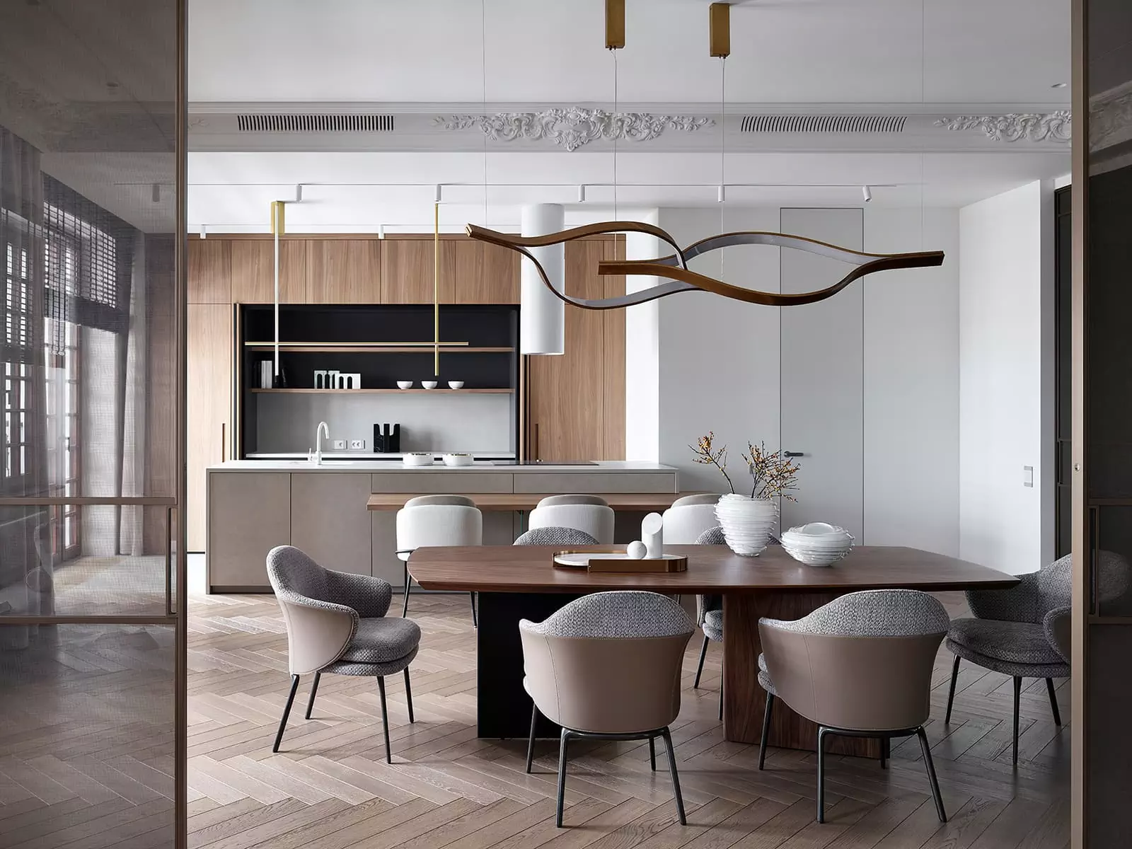 Парадная гостиная и классические молдинги в интерьере просторной квартиры — проект Инны Майерс