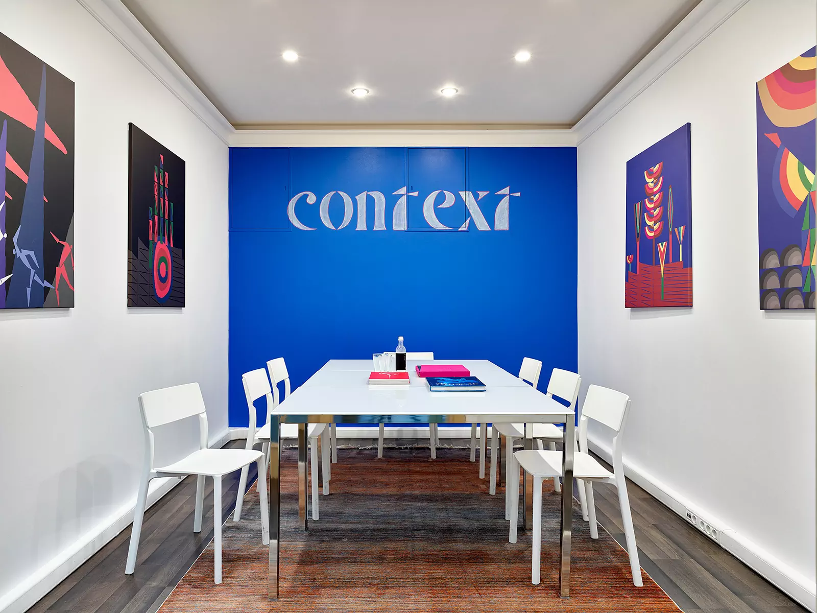 Фирменные цвета и паттерны в креативном интерьере офиса команды хореографического фестиваля — проект Екатерины Владимировой