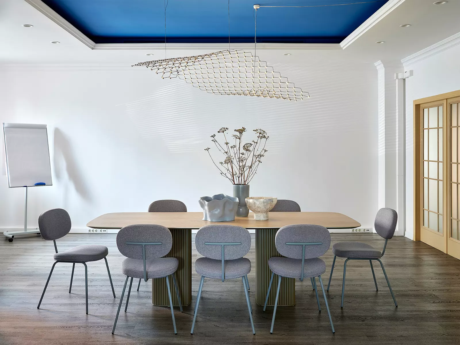 Фирменные цвета и паттерны в креативном интерьере офиса команды хореографического фестиваля — проект Екатерины Владимировой