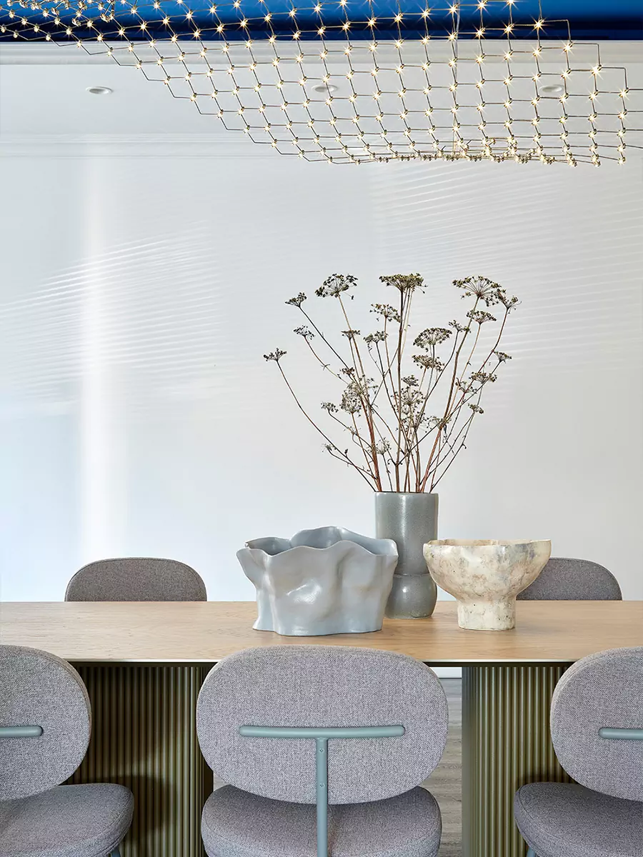 Фирменные цвета и паттерны в креативном интерьере офиса команды хореографического фестиваля — проект Екатерины Владимировой