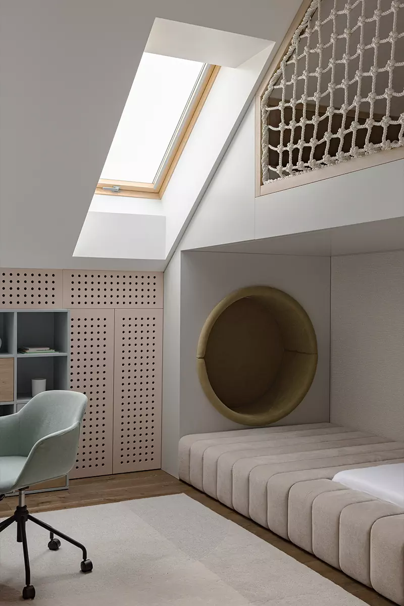 Воздушная лестница и микс теплых пород дерева в интерьере семейного дома в Беларуси — проект Игоря и Алёны Скаржевских