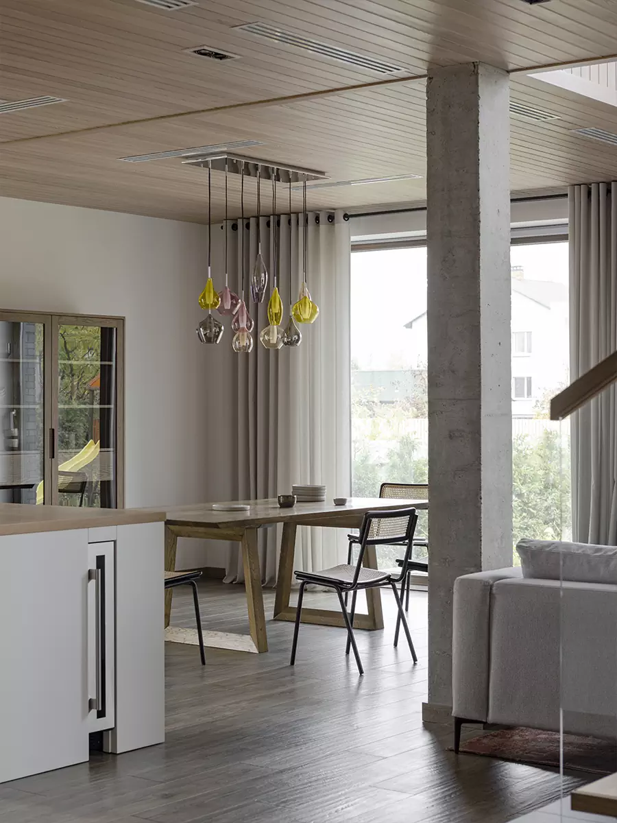 Воздушная лестница и микс теплых пород дерева в интерьере семейного дома в Беларуси — проект Игоря и Алёны Скаржевских