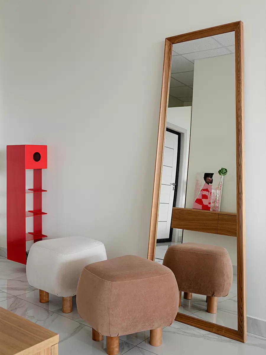 Цветные перегородки и мебель из ясеня в интерьере казанской студии маникюра — проект LR Design Atelier