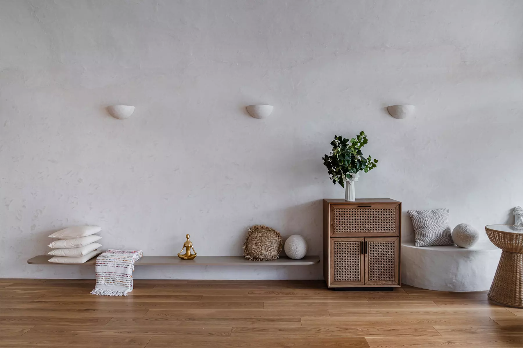 Обволакивающий интерьер студии йоги и медитации на юге России — проект архитектурного бюро «Симметрия»