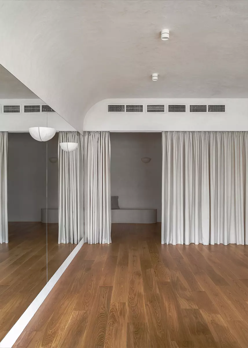 Обволакивающий интерьер студии йоги и медитации на юге России — проект архитектурного бюро «Симметрия»