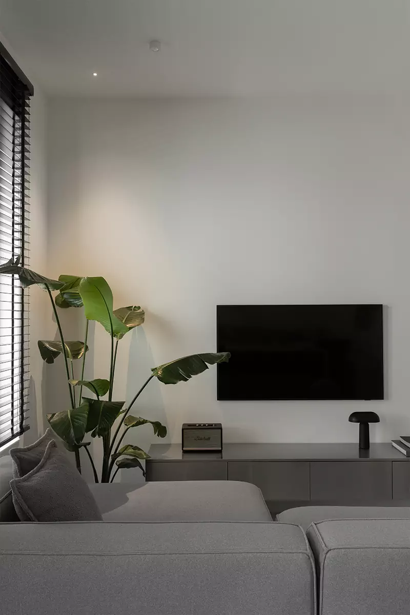 Сияние нержавеющей стали в лаконичном интерьере маленькой квартиры — проект студии Flatforfox Design