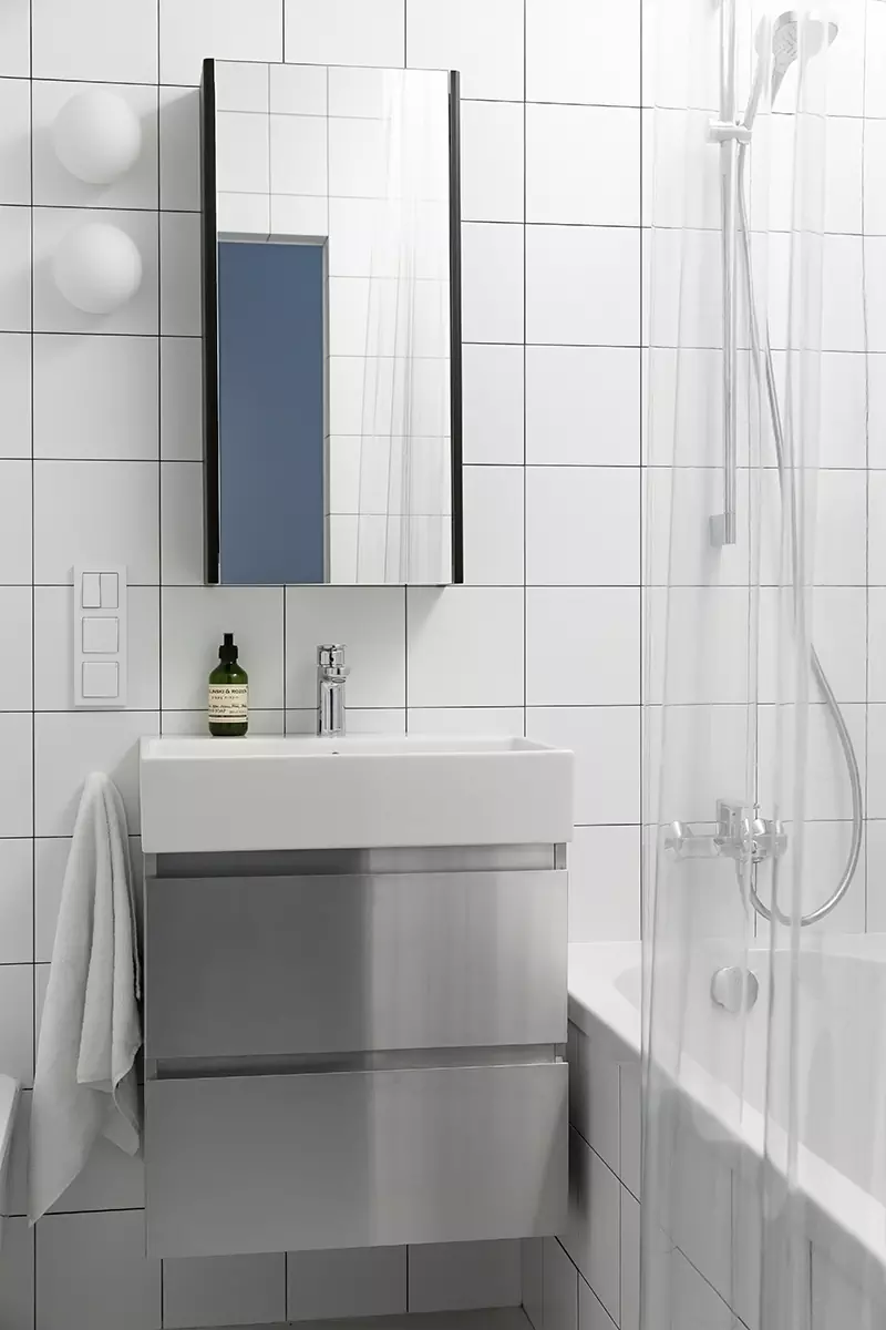 Сияние нержавеющей стали в лаконичном интерьере маленькой квартиры — проект студии Flatforfox Design