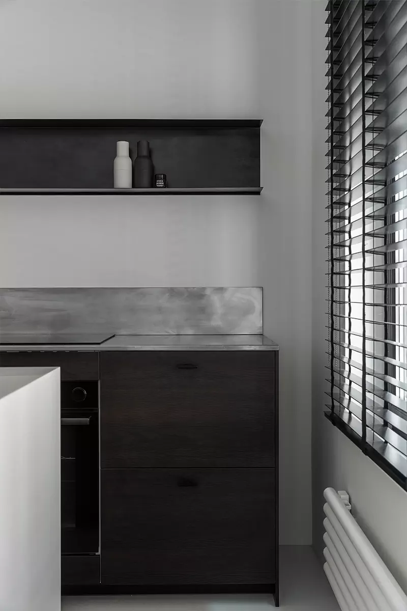 Сияние нержавеющей стали в лаконичном интерьере маленькой квартиры — проект студии Flatforfox Design