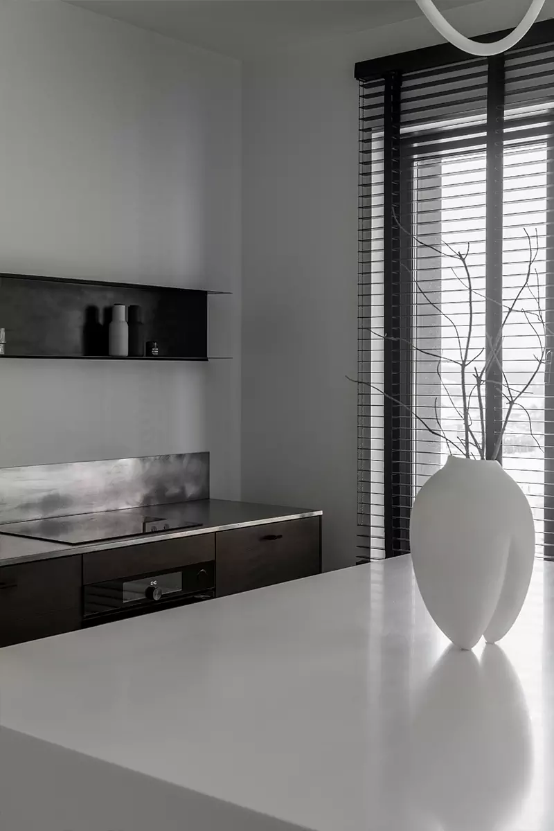 Сияние нержавеющей стали в лаконичном интерьере маленькой квартиры — проект студии Flatforfox Design