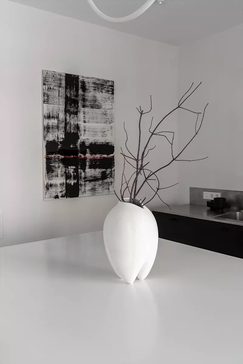 Сияние нержавеющей стали в лаконичном интерьере маленькой квартиры — проект студии Flatforfox Design