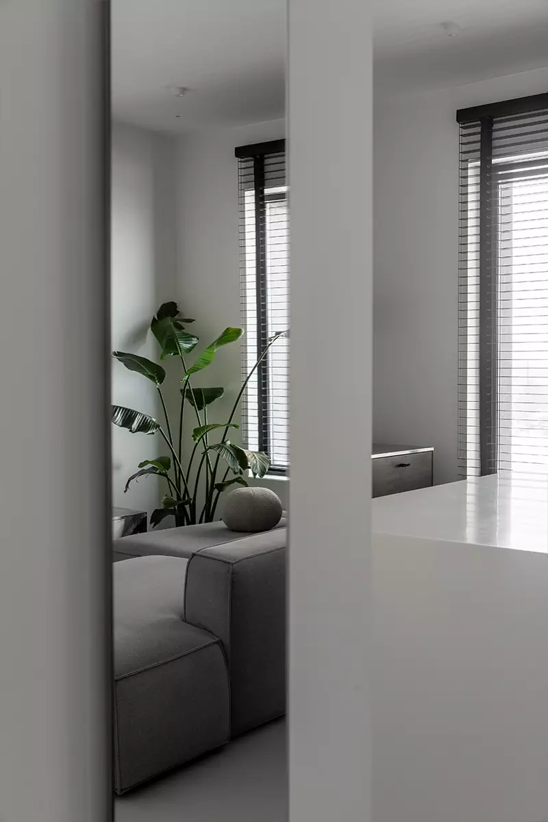 Сияние нержавеющей стали в лаконичном интерьере маленькой квартиры — проект студии Flatforfox Design