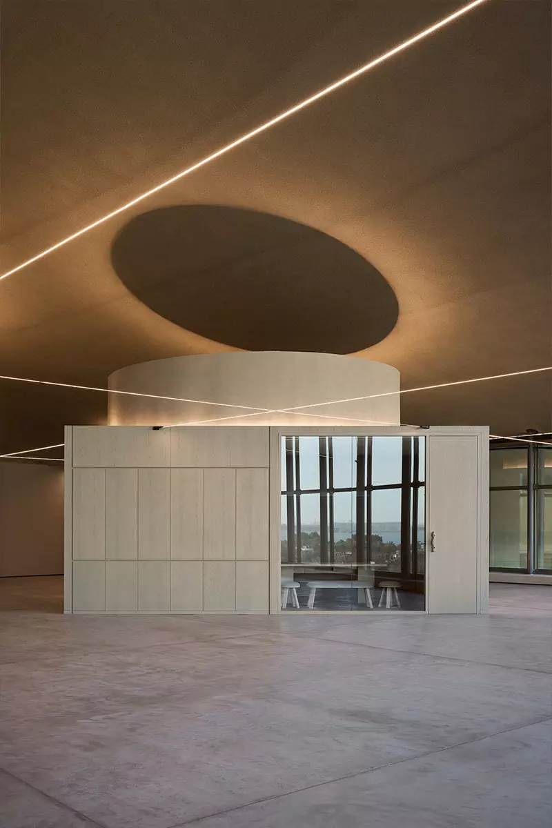 «Министерство магии»: многоуровневые лестницы в интерьере правительственного офиса в ОАЭ — проект Agata Kurzela Studio