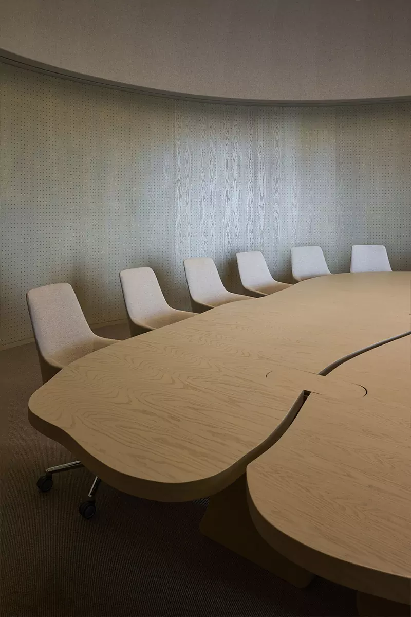 «Министерство магии»: многоуровневые лестницы в интерьере правительственного офиса в ОАЭ — проект Agata Kurzela Studio