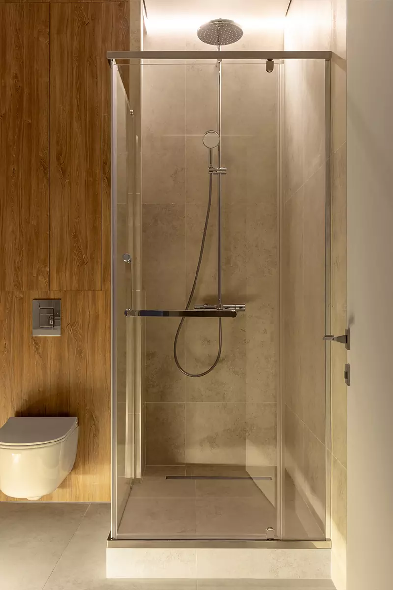 Яркие акценты и фактуры дерева в интерьере квартиры для мамы и дочки — проект Александры Геги